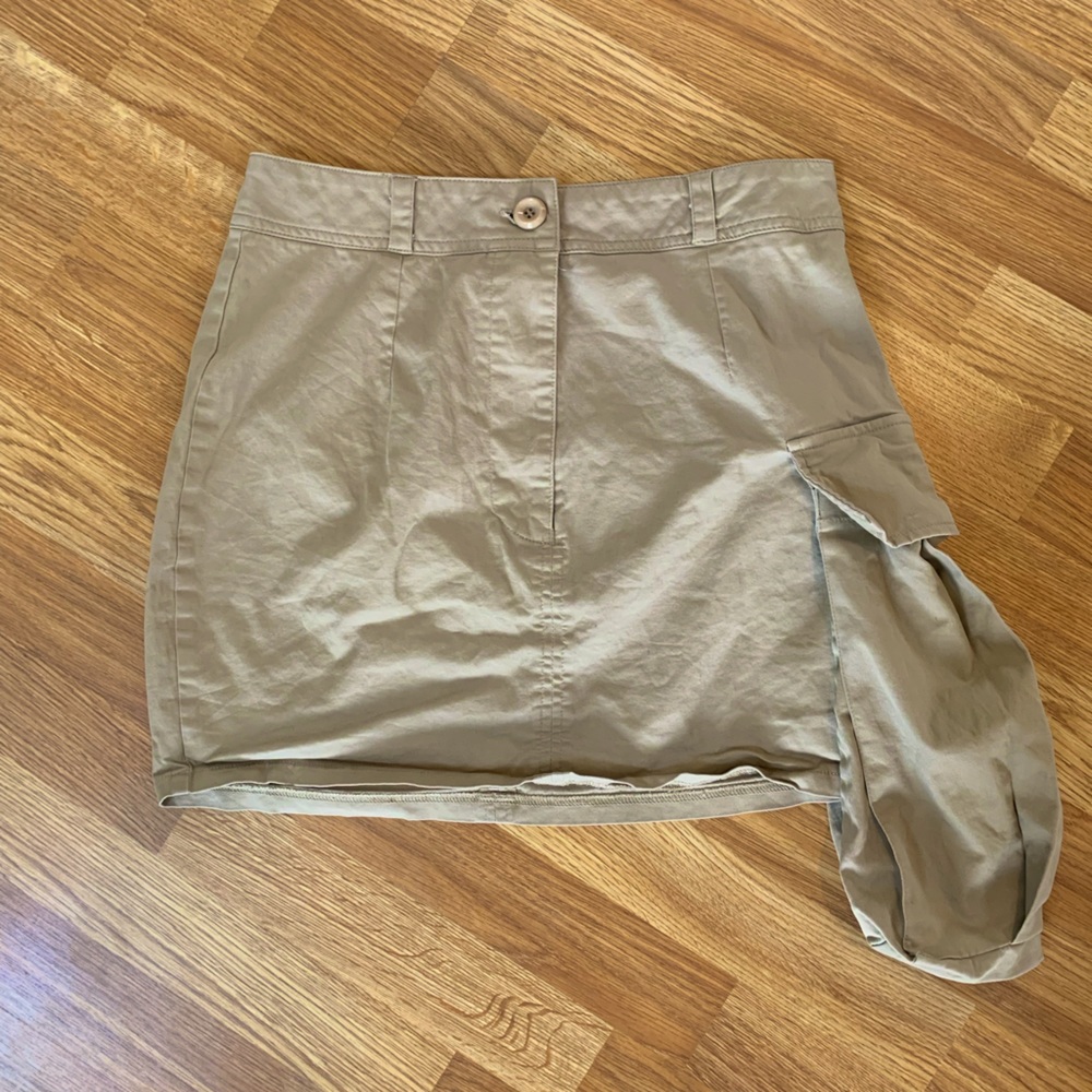 Cargo Skirt w Pocket Large Enough to fit a Whole Bottle of Wine 👀🍾